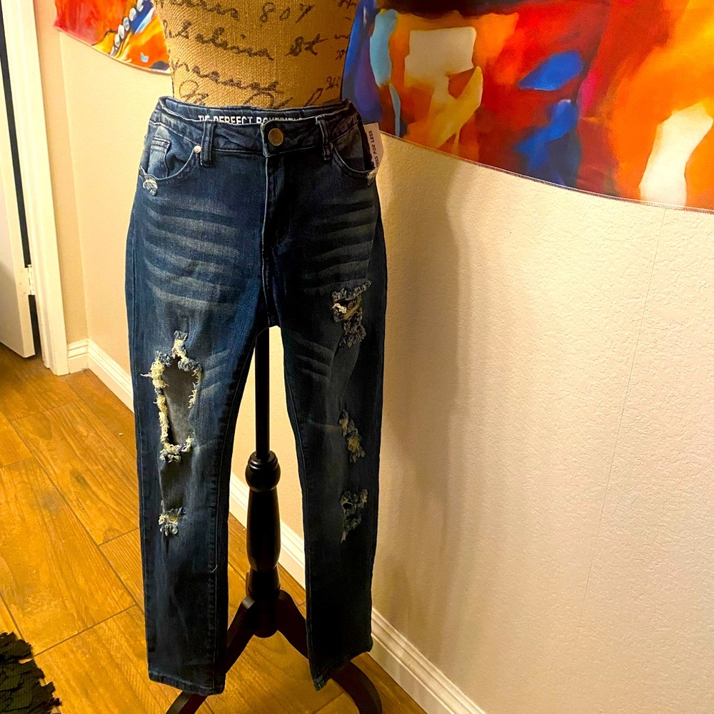 Ripped boyfriend  jeans 9/10 mid length